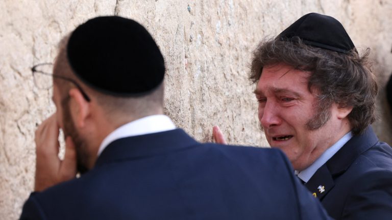 Żyd Milei wprowadza w Argentynie drakońskie kary za „antysemityzm”