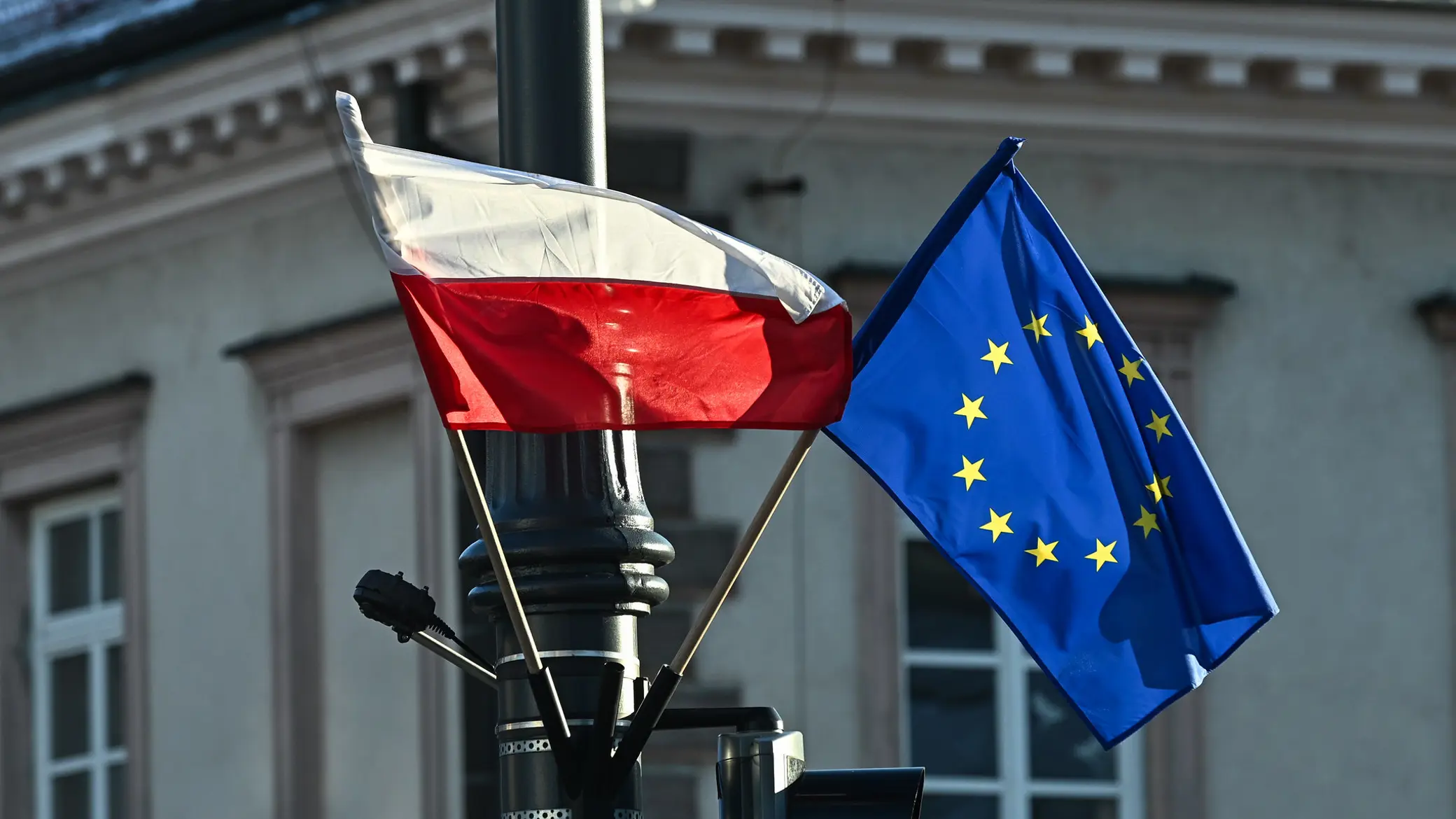 Tusk chce karać za znieważanie unijnej flagi