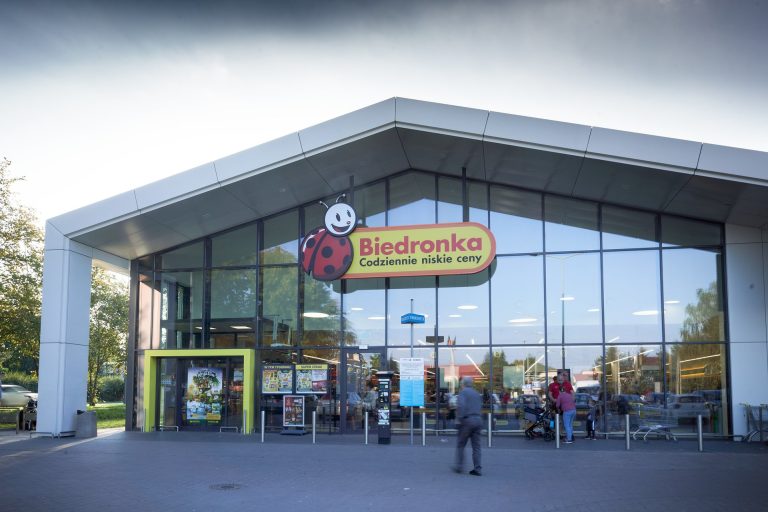 Imigrant chciał okraść „Biedronkę”. Przyłapany, wyciągnął nóż