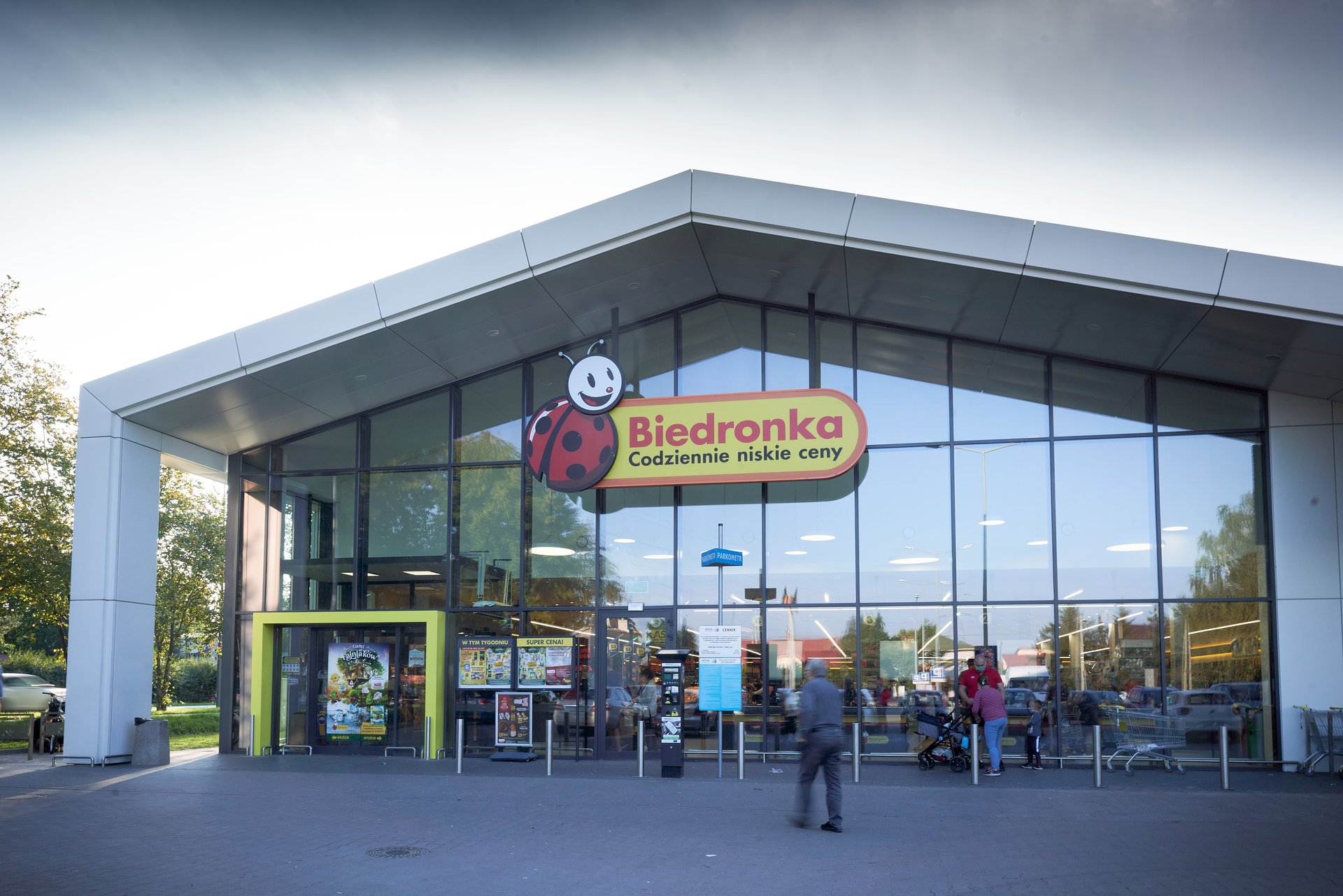 Imigrant chciał okraść „Biedronkę”. Przyłapany, wyciągnął nóż