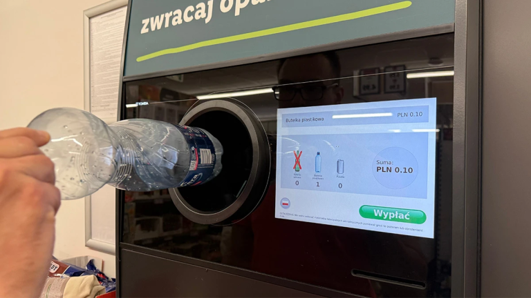 Zyski z systemu kaucyjnego idą za granicę. W tle podejrzany biznesmen