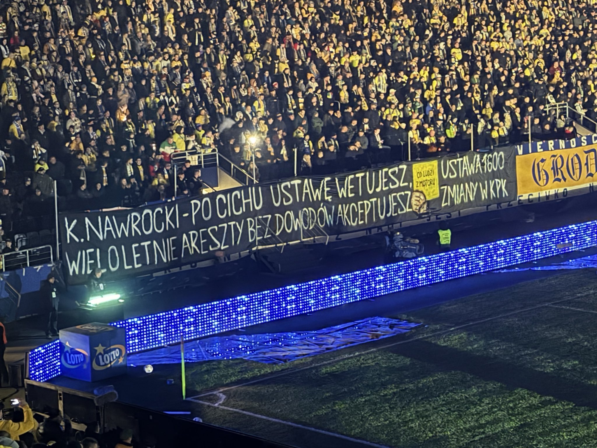 Stadionowa wojna Tuska z Nawrockim. Obrzydliwe transparenty