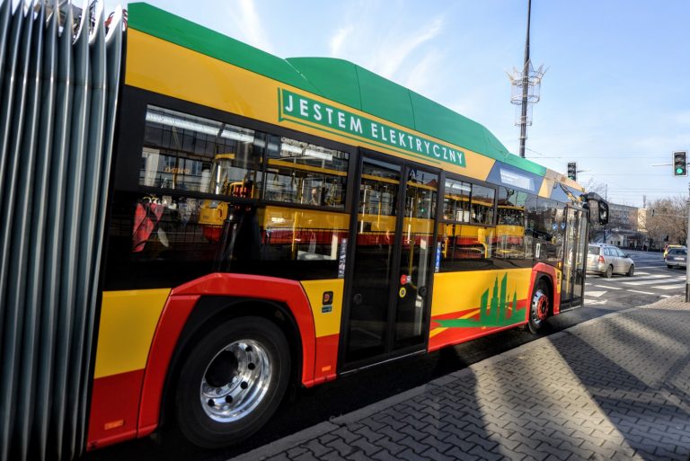 Katastrofa zielonego komunizmu w Warszawie. Elektryczne autobusy nie są przygotowane na wojnę
