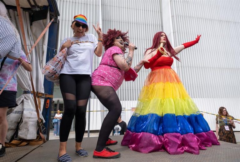 Genderysta pozwał pracodawcę za dyskryminację. W mailu napisano do niego „Pan”