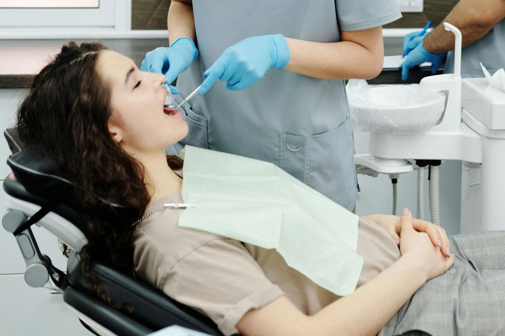 Rząd Tuska uciął finansowanie stomatologii. Jednocześnie „swoi” wchodzą bez kolejki