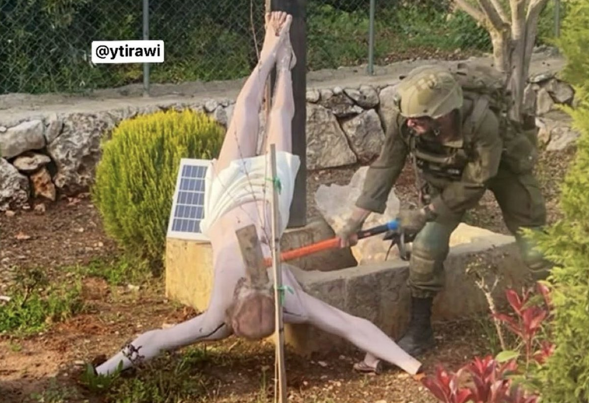 Żydonazista porąbał siekierą libański krzyż