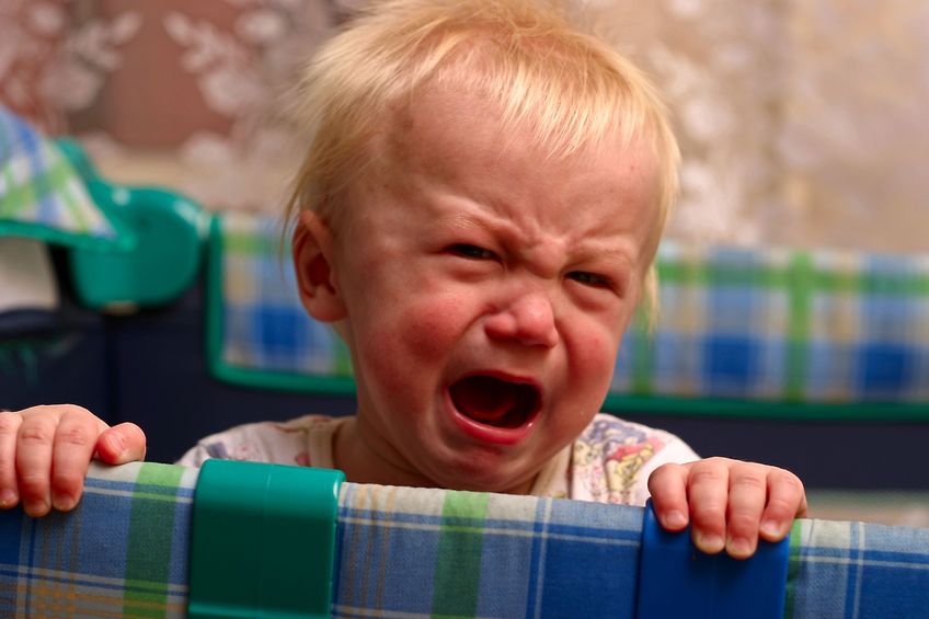 Para sodomitów kupiła sobie dziecko. Teraz je wyśmiewają, gdy płacze za matką