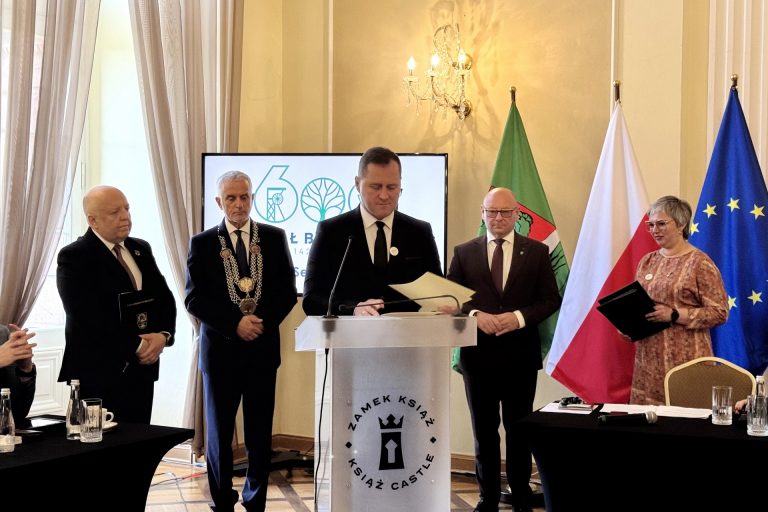 Burza po sesji w Zamku Książ. Poszło o Banderę