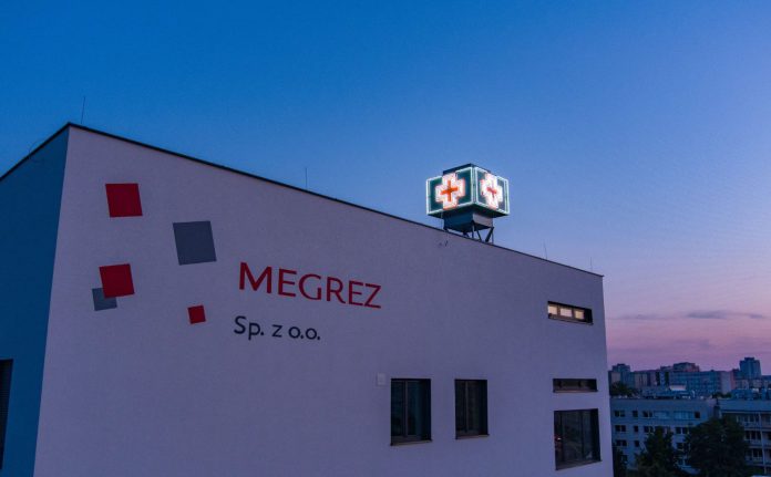 Szpitale toną, ale „swoi” płyną pierwszą klasą