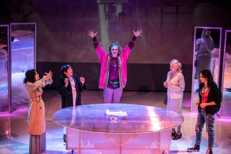 Teatr za państwowe pieniądze uderza w Polskę