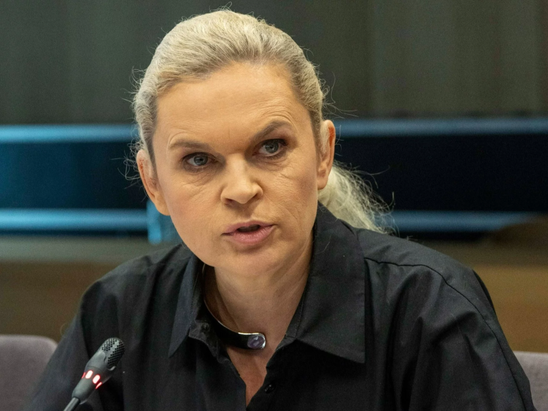 Dewiacje w szkołach już od 1 września. Nowacka szkoli kadry