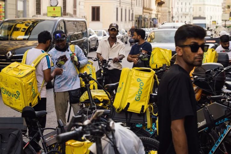 Glovo tonie w karach i stratach. Mimo to wciąż legalizuje w Polsce „trzeci świat”