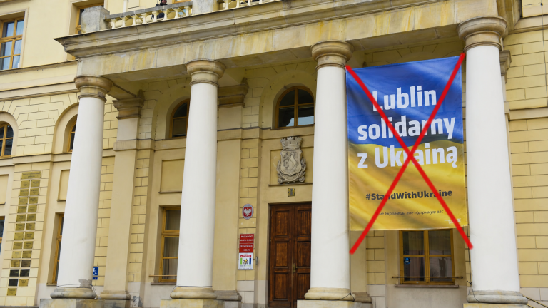 Flagi spadają, a wraz z nimi polityczna fikcja