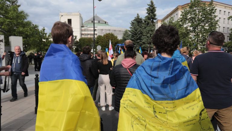 Synowie ukro-elit w Europie, biedacy na froncie