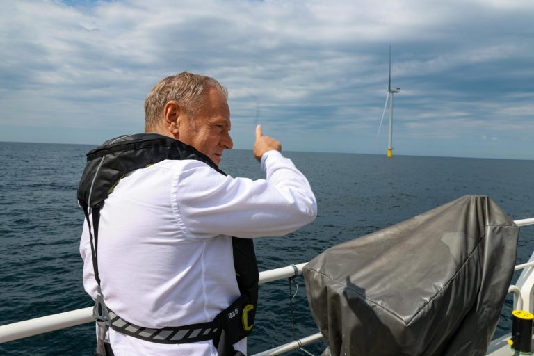 Morska farma Tuska miała dawać prąd. Na razie go zabiera