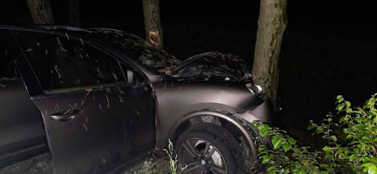 Pijany Ukrainiec z zakazem jazdy rozbił na drzewie Porsche